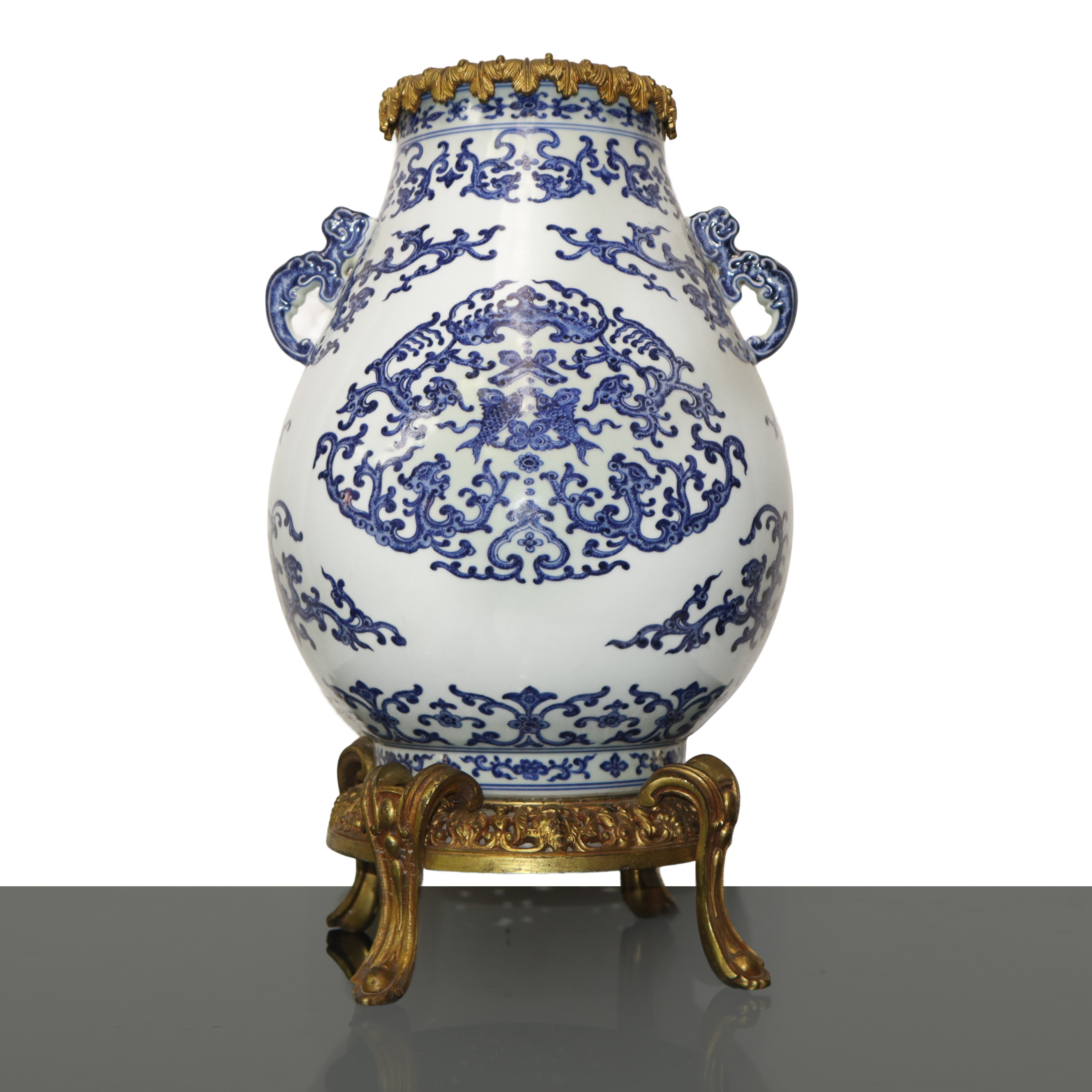 Vaso cinese in porcellana bianca e blu montato su un vaso francese in bronzo del XIX secolo