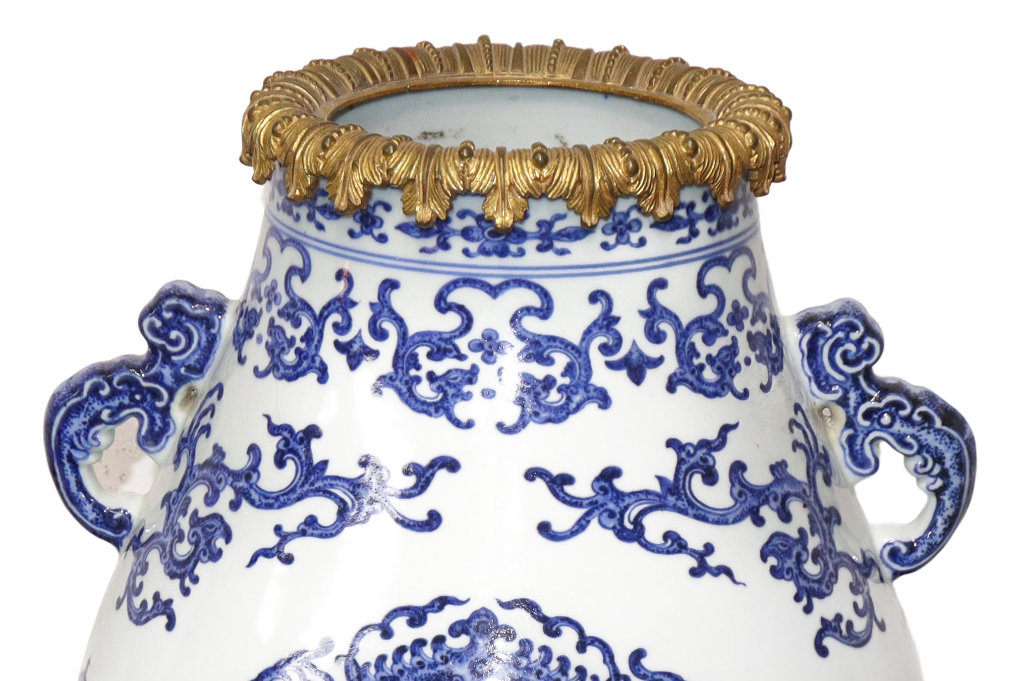 Vaso cinese in porcellana bianca e blu montato su un vaso francese in bronzo del XIX secolo