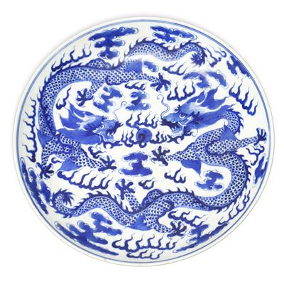 Piatto Cinese in Porcellana Bianca e Blu Raffigurante Due Dragoni