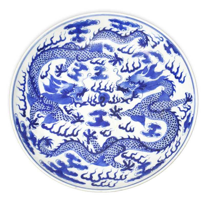 Arte cinese (Dinastia Ming), Piatto in porcellana bianca e blu con due dragoni