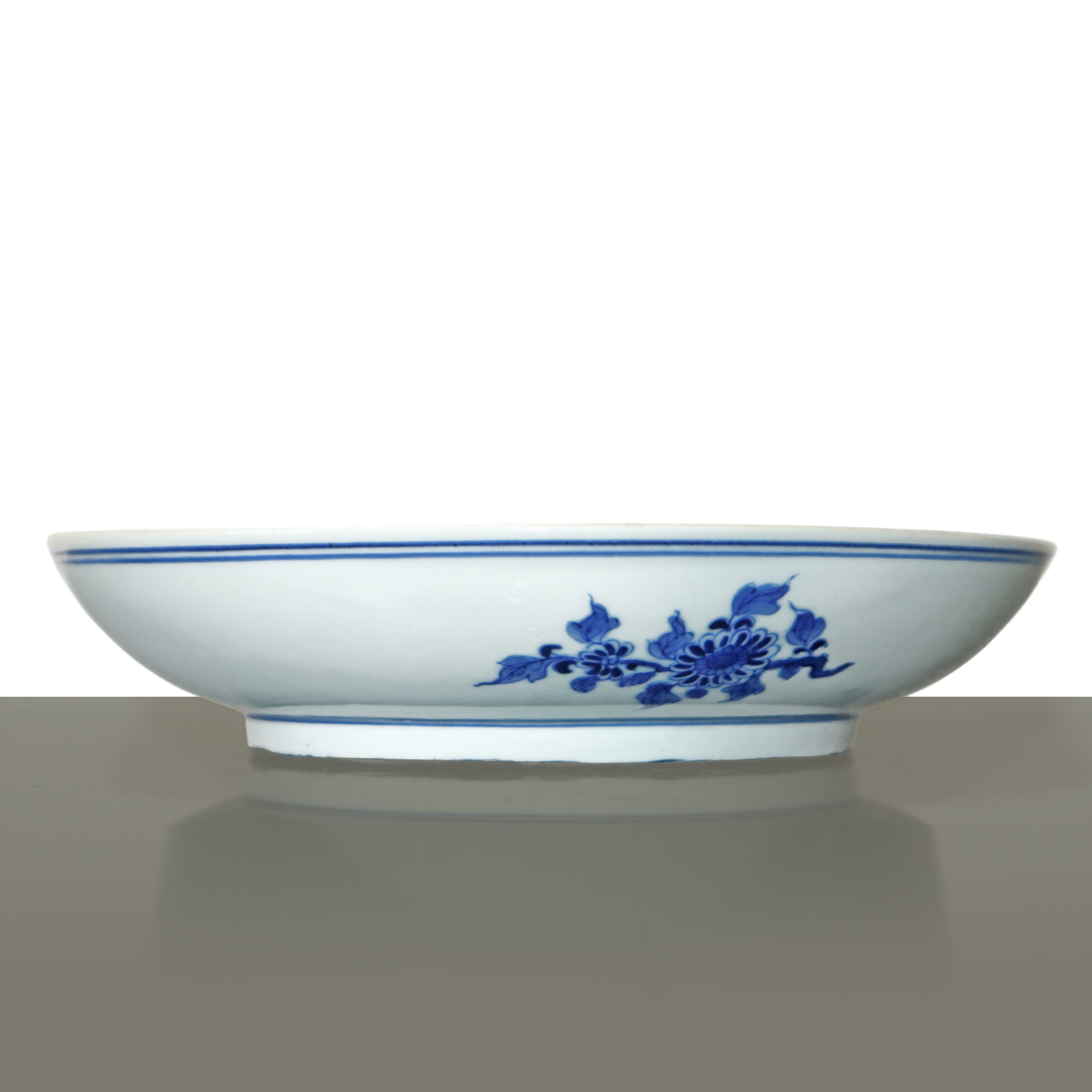 Arte cinese (Dinastia Ming), Piatto in porcellana bianca e blu con due dragoni