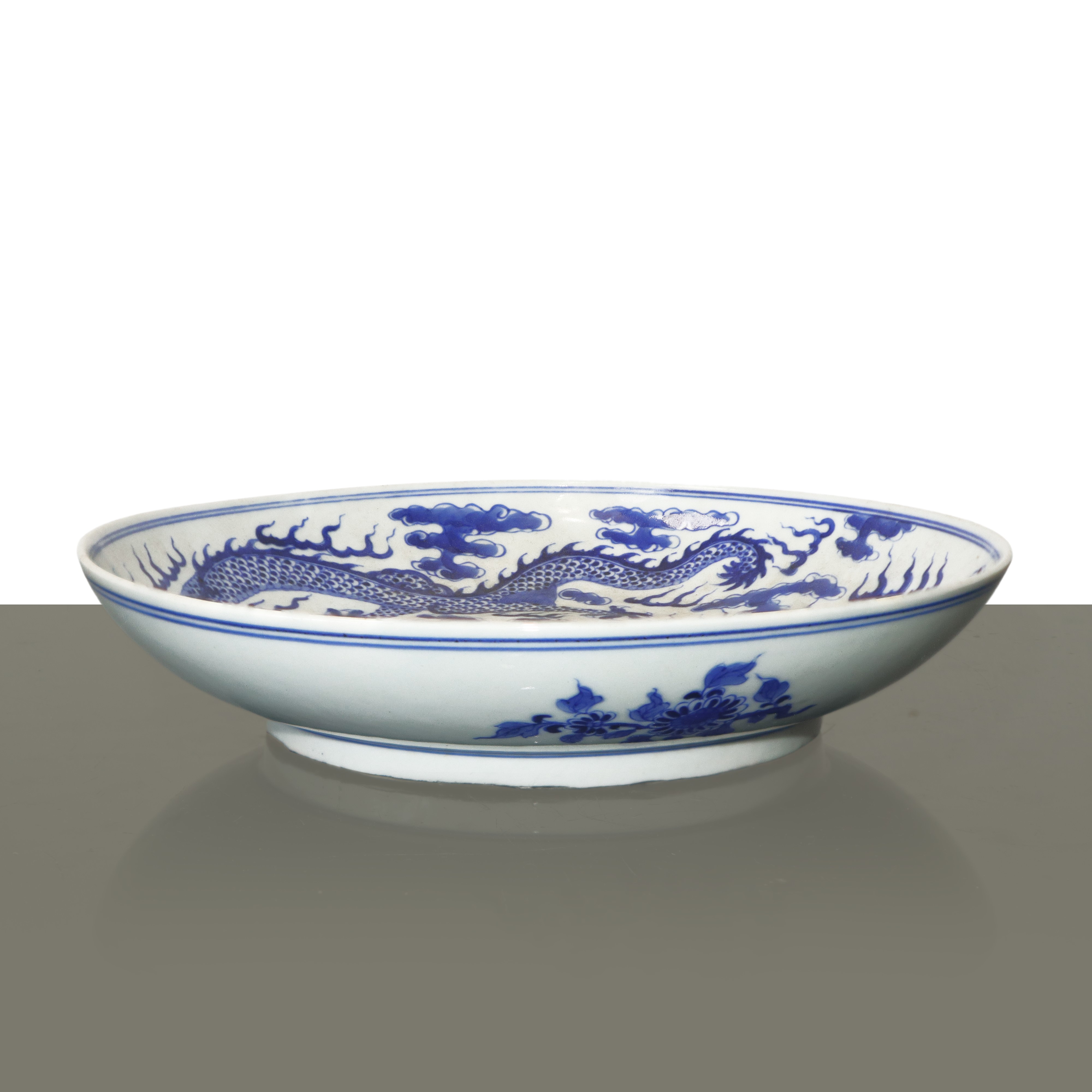 Arte cinese (Dinastia Ming), Piatto in porcellana bianca e blu con due dragoni