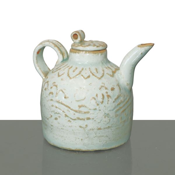 Piccola teiera smaltata con leggere decorazioni a rilievo