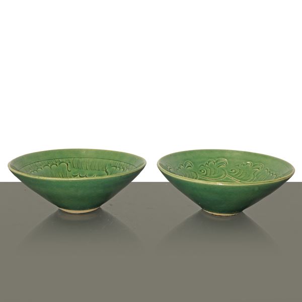 Coppia di ciotole in ceramica celadon color verde giada con decorazione floreale