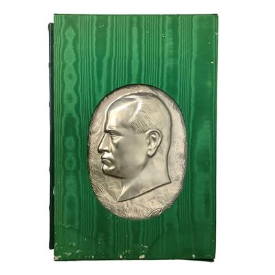 Dino Editori, Mussolini — libro con placca in metallo in custodia tessile verde