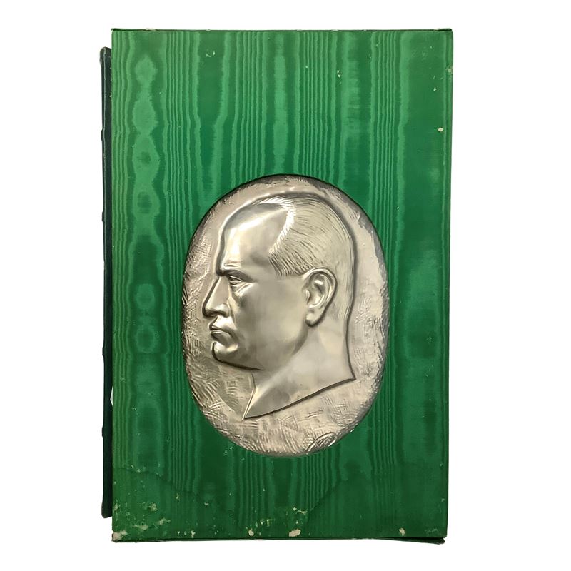 Dino Editori, Mussolini — libro con placca in metallo in custodia tessile verde