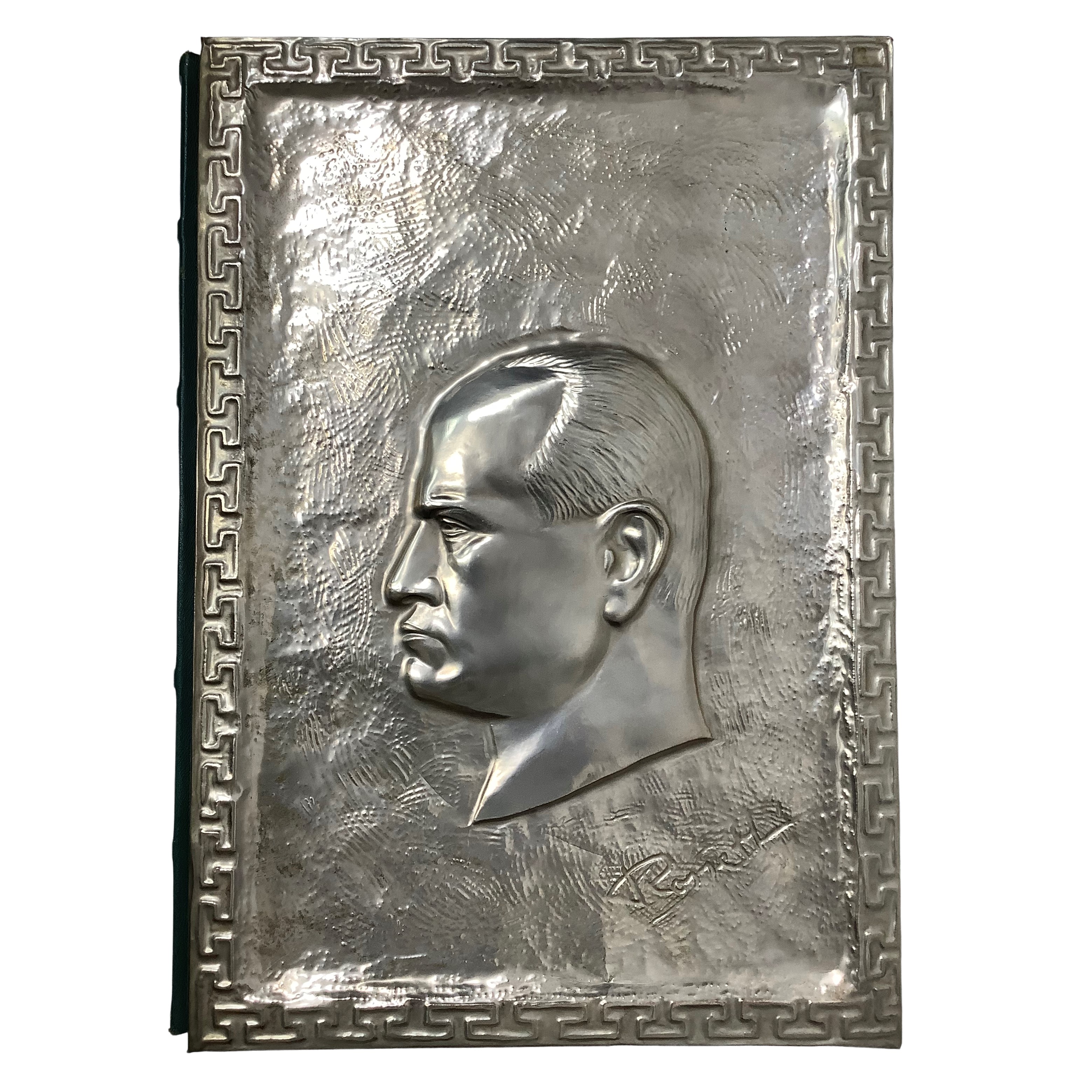 Dino Editori, Mussolini — libro con placca in metallo in custodia tessile verde