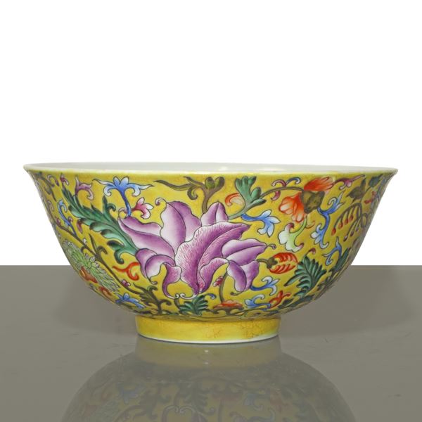 Ciotola in porcellana cinese policroma con decorazione floreale in stile famiglia rosa