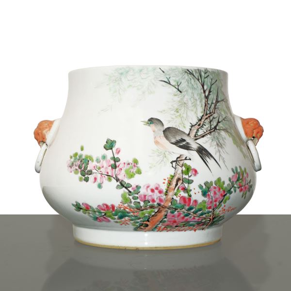 Vaso in porcellana cinese con decoro floreale e di uccelli sul fronte, iscrizione al retro e prese laterali con teste di leoni