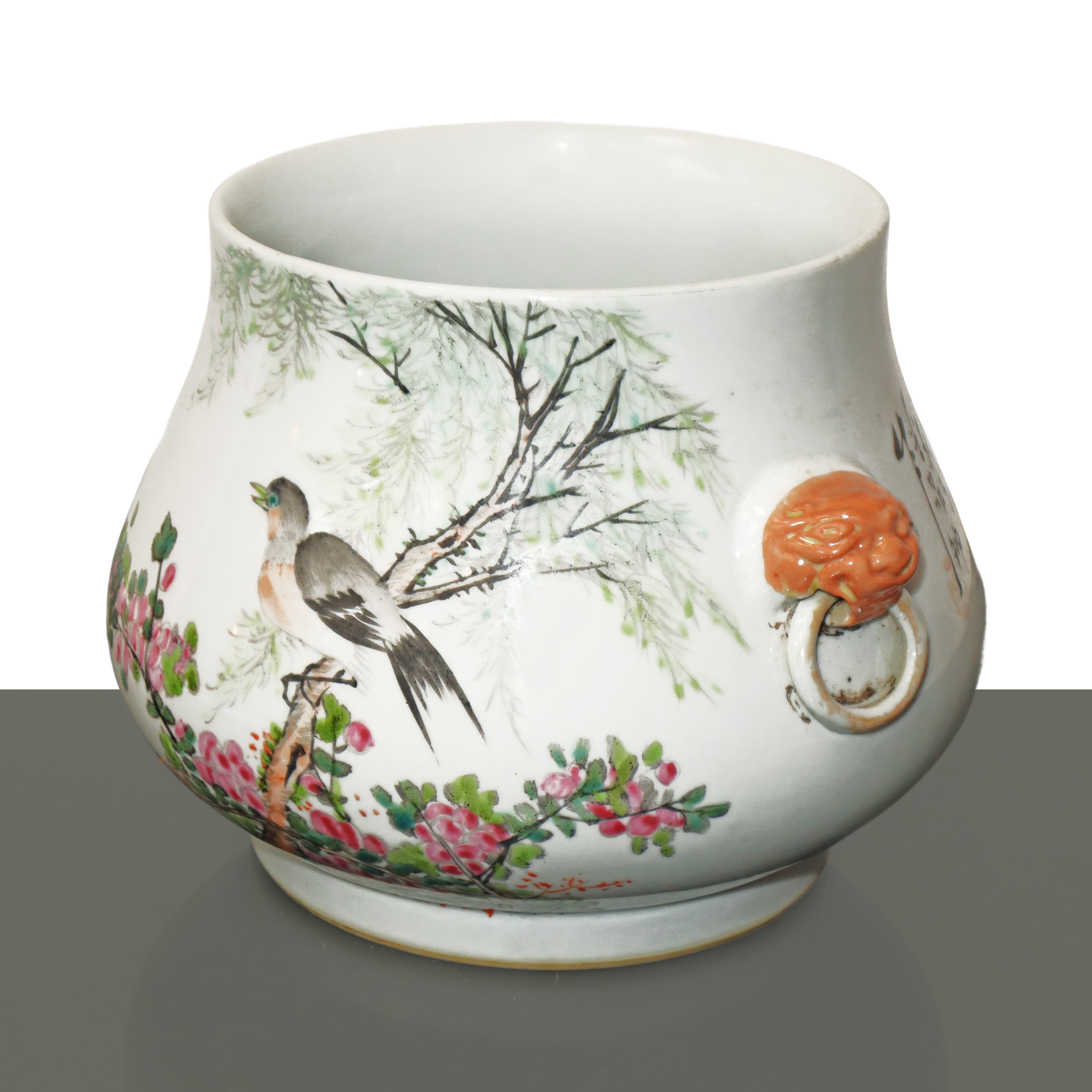 Vaso in porcellana cinese con decoro floreale e di uccelli sul fronte, iscrizione al retro e pres...