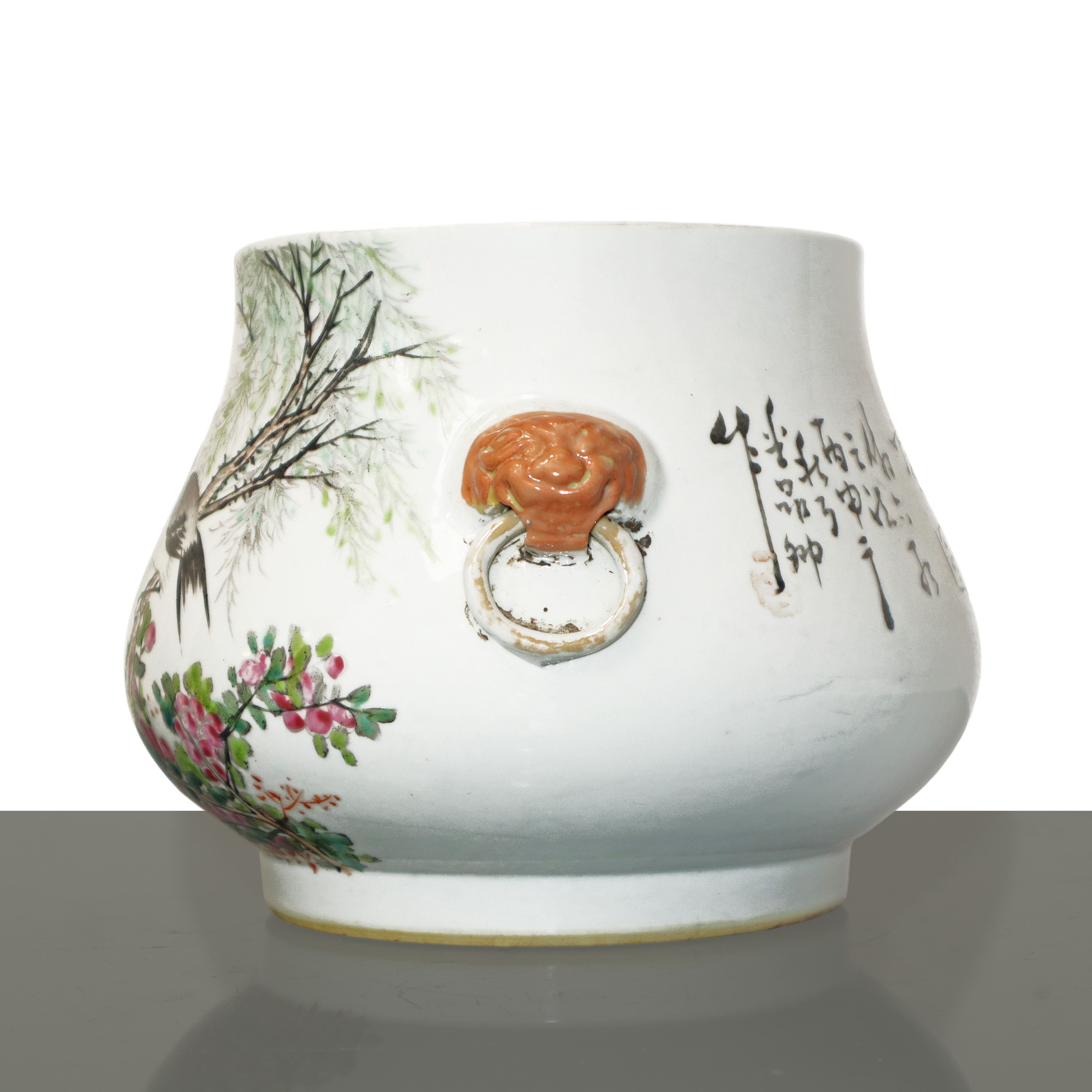 Vaso in porcellana cinese con decoro floreale e di uccelli sul fronte, iscrizione al retro e pres...