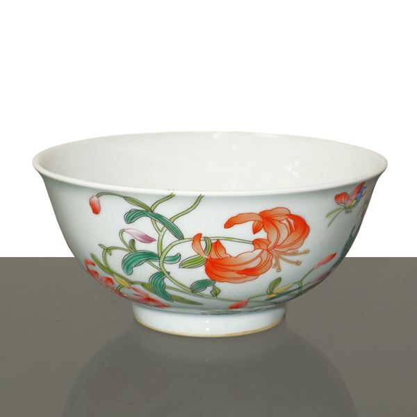 Ciotola in porcellana cinese policroma in stile famiglia rosa con decorazioni floreali ed iscrizione poetica