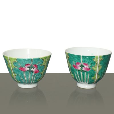Coppia di Tazze in Porcellana Policroma Verde con Decori Floreali e Farfalle