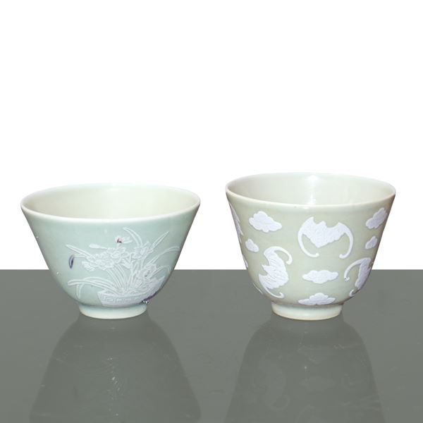 Coppia di tazze in porcellana verde con decori a rilievo