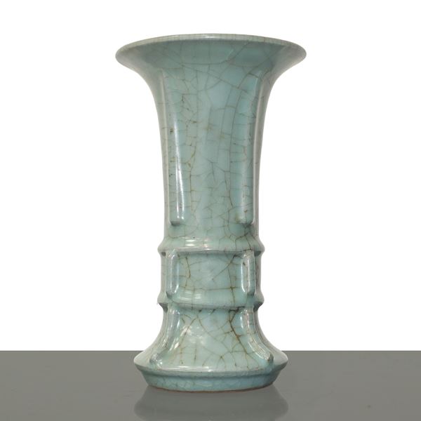 Vaso cinese di tipo Gu con smalto celadon color azzurro polvere