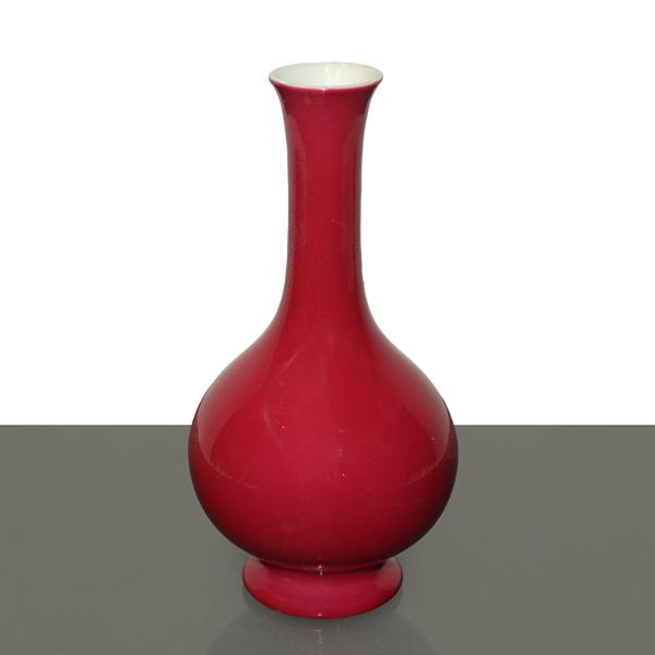 Piccolo vaso in smalto rosso