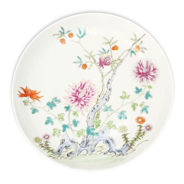 Piatto cinese in stile famiglia rosa con decorazioni floreali e melograno