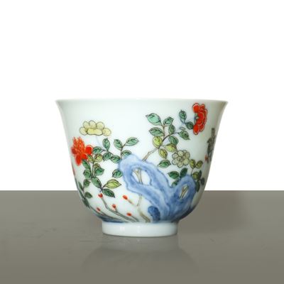 Piccola Tazza in Porcellana Cinese in Stile Famiglia Verde con Decorazioni Floreali ed Iscrizione...