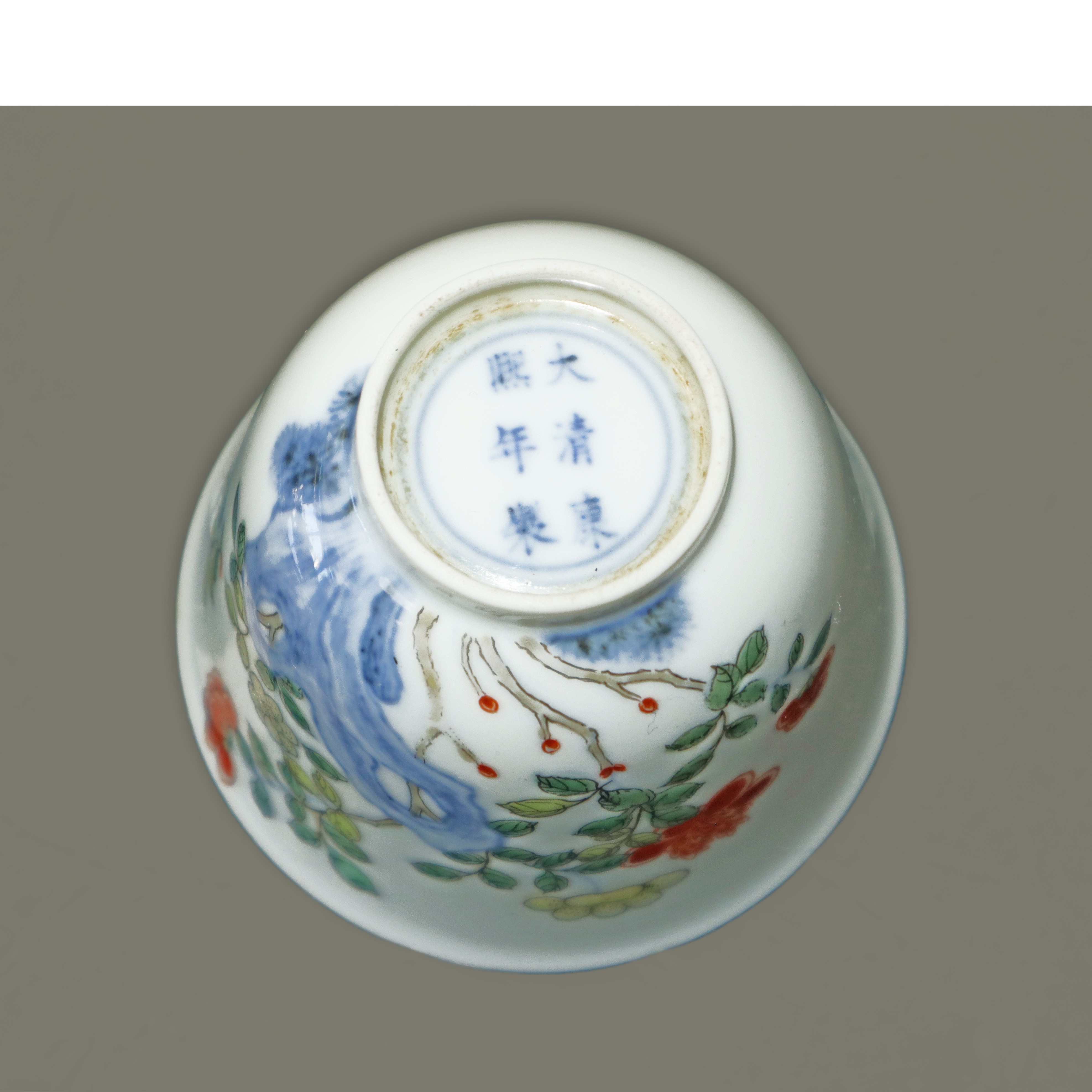 Piccola Tazza in Porcellana Cinese in Stile Famiglia Verde con Decorazioni Floreali ed Iscrizione...