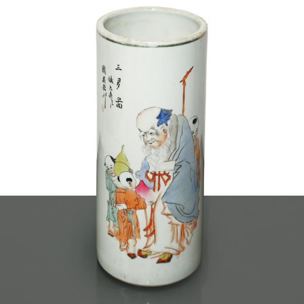 Vaso cilindrico cinese con figurazione tradizionale ed iscrizione