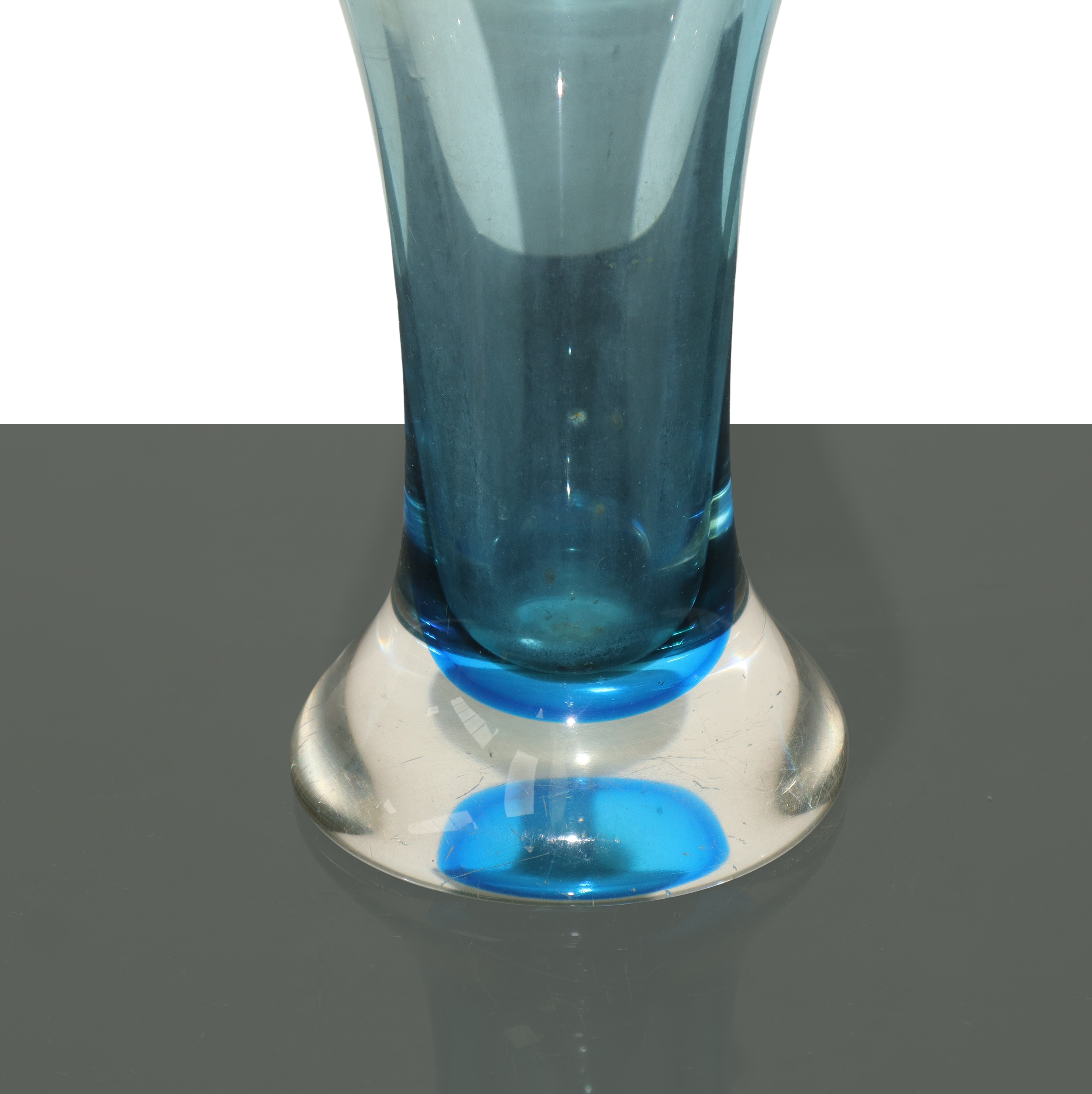 Vaso in vetro di Murano, tecnica a sommerso, altezza 32 cm