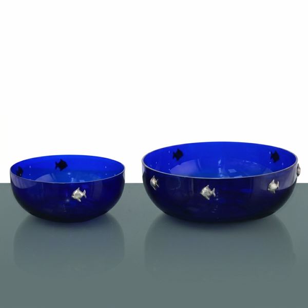 Coppia di ciotole in vetro di Murano blu con applicazioni di pesci in metallo argentato