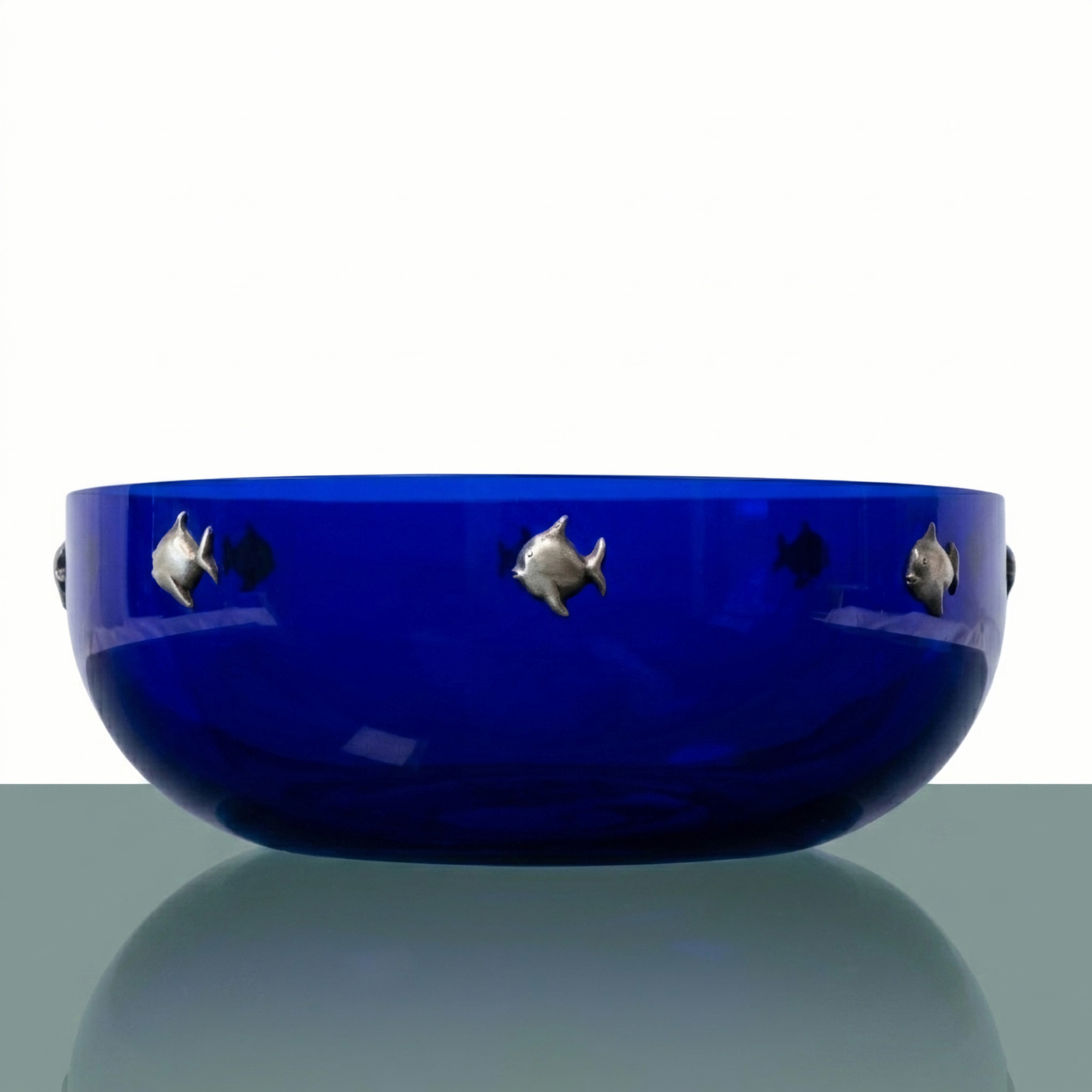 Coppia di ciotole in vetro di Murano blu con applicazioni di pesci in metallo argentato
