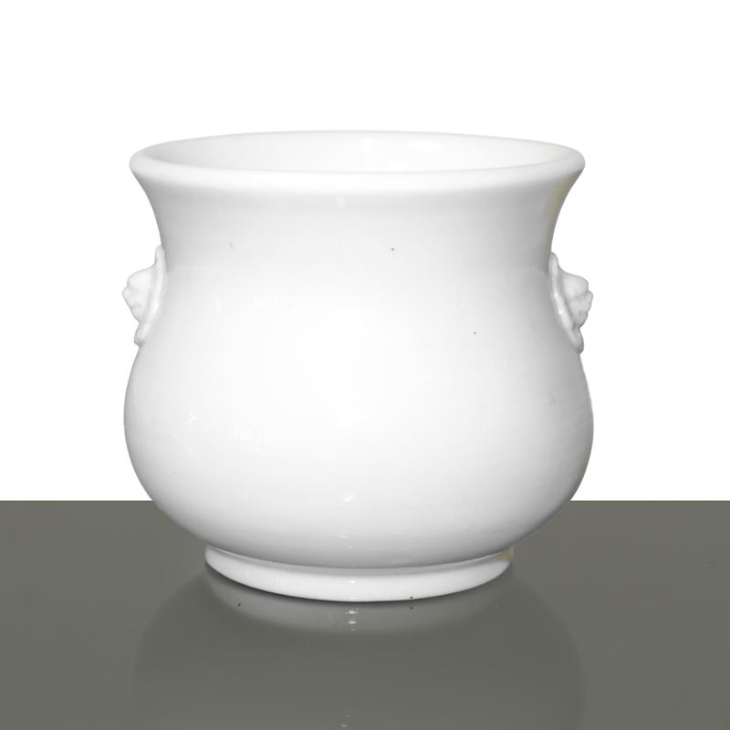 Piccolo vaso cinese smaltato bianco con teste di leone a rilievo ai lati