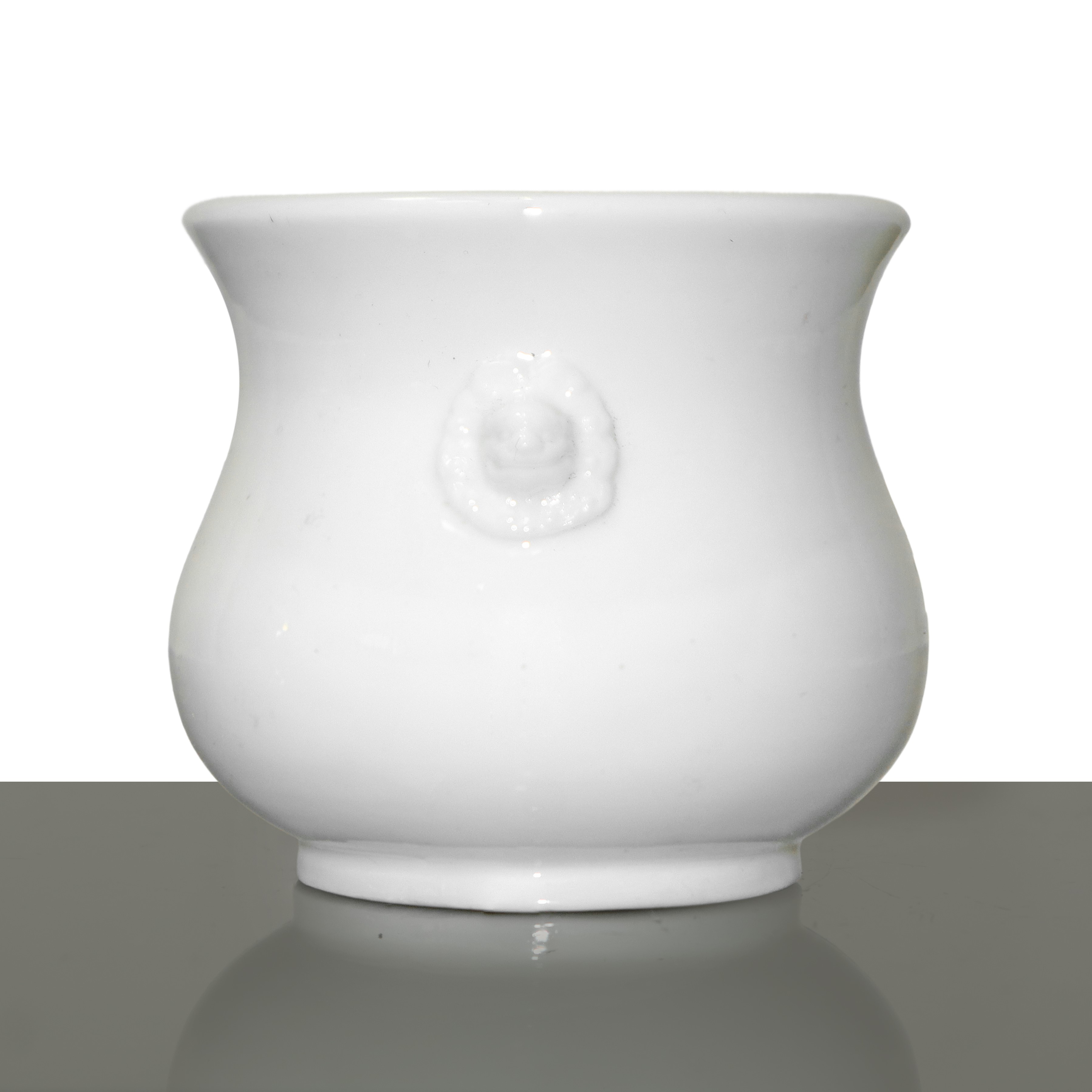 Piccolo vaso cinese smaltato bianco con teste di leone a rilievo ai lati