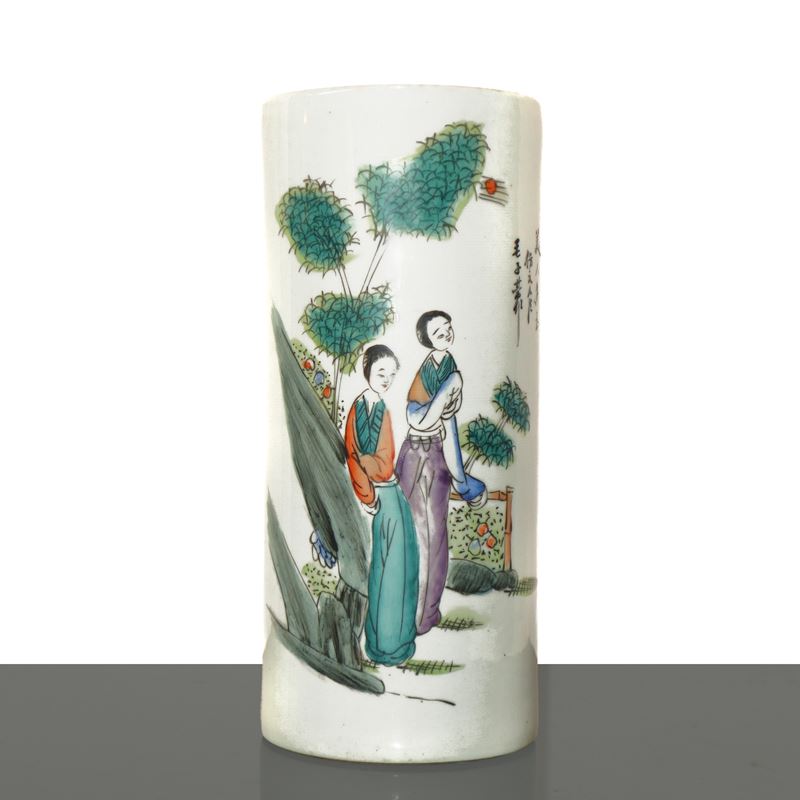 Vaso cilindrico cinese con due tradizionali figure femminili ed iscrizione