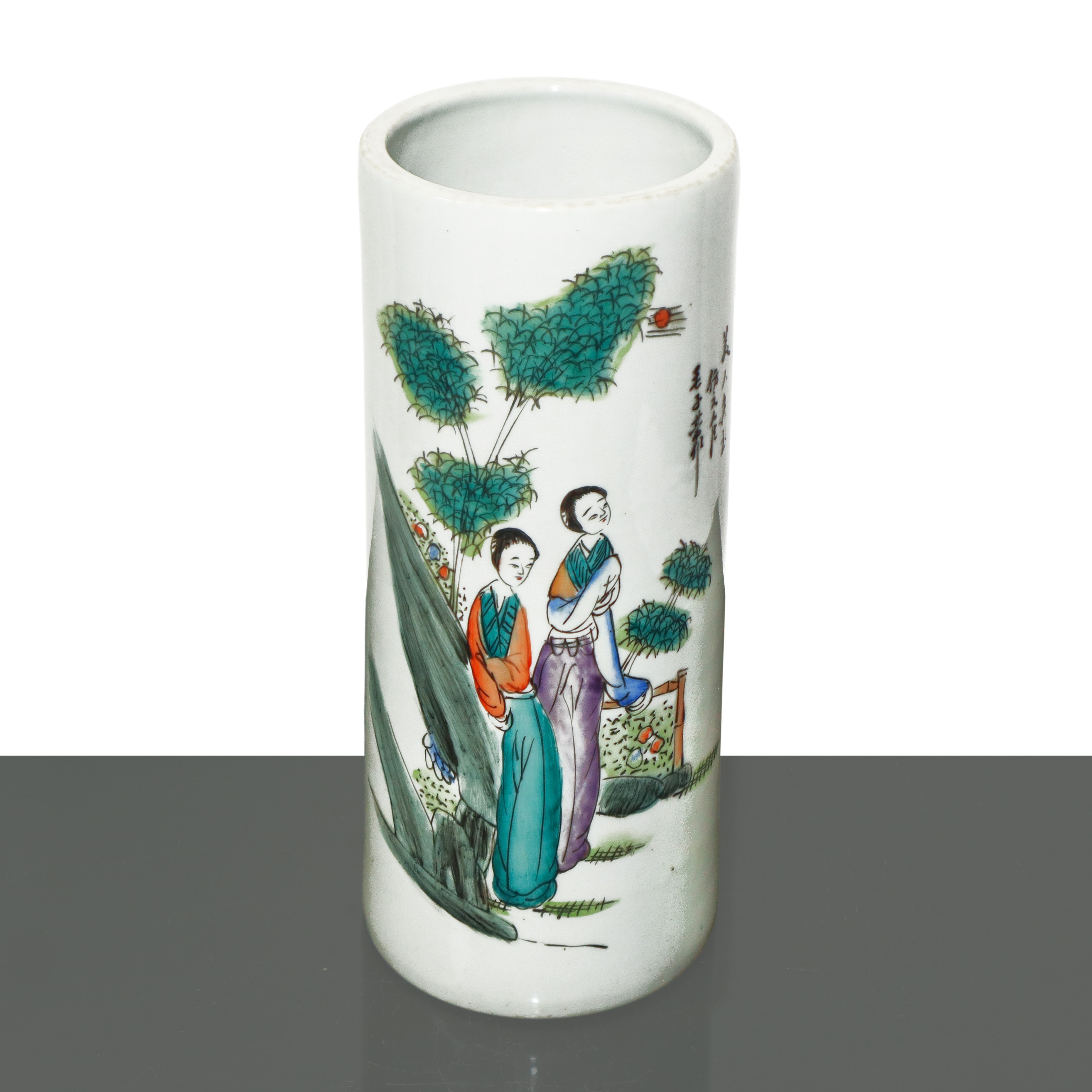Vaso cilindrico cinese con due tradizionali figure femminili ed iscrizione