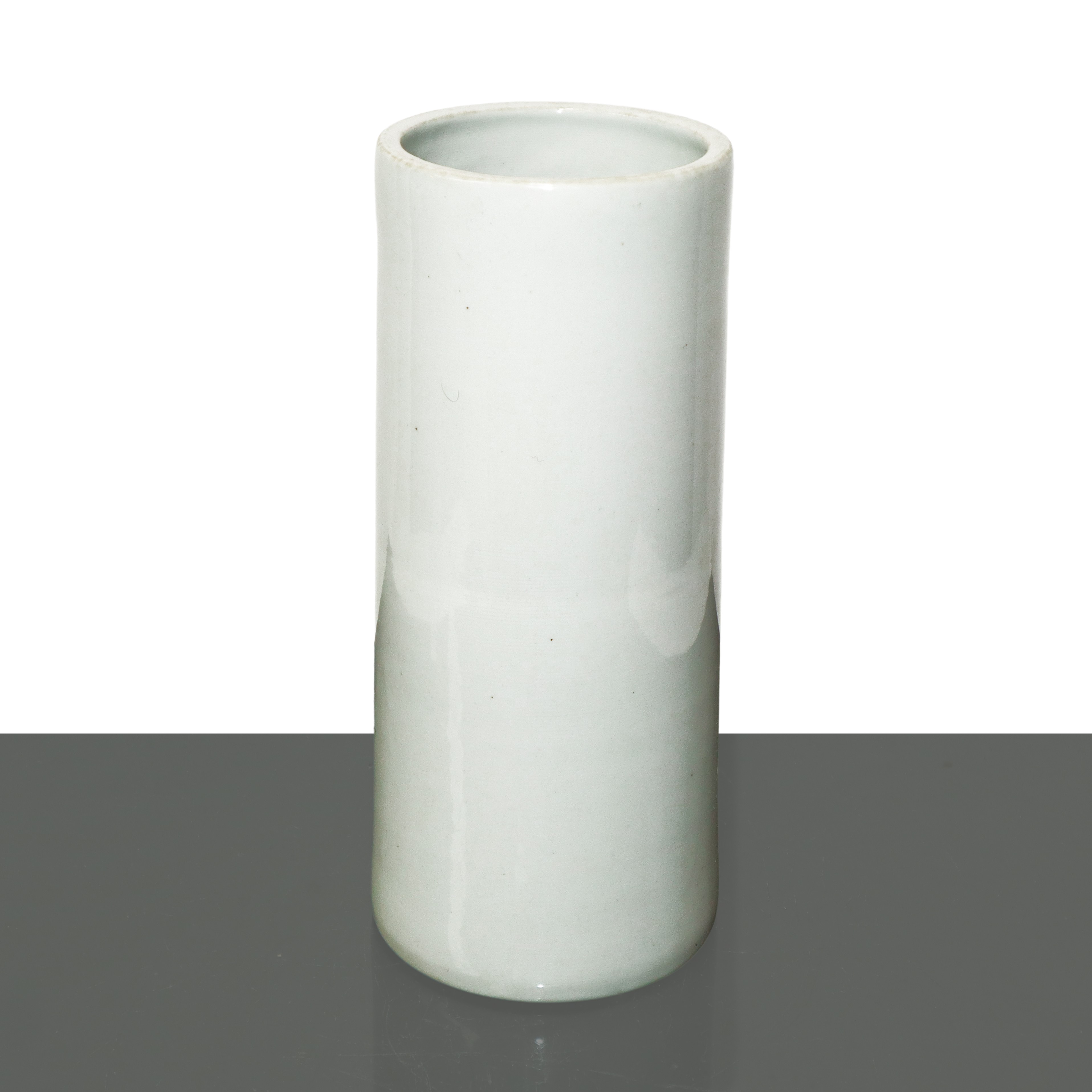 Vaso cilindrico cinese con due tradizionali figure femminili ed iscrizione