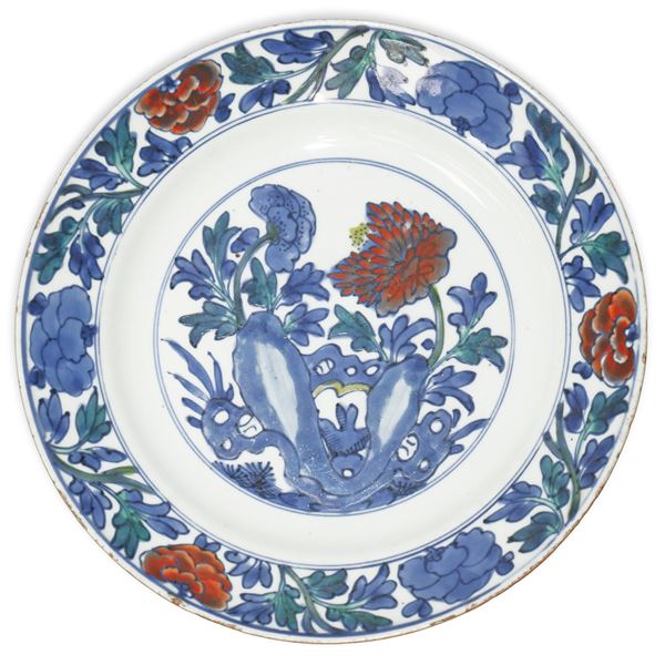 Piatto cinese con decorazioni floreali blu e rosse