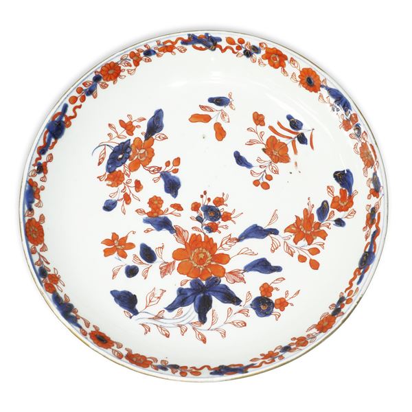 Piatto cinese con decorazioni floreali rosse, blu ed oro in stile Imari