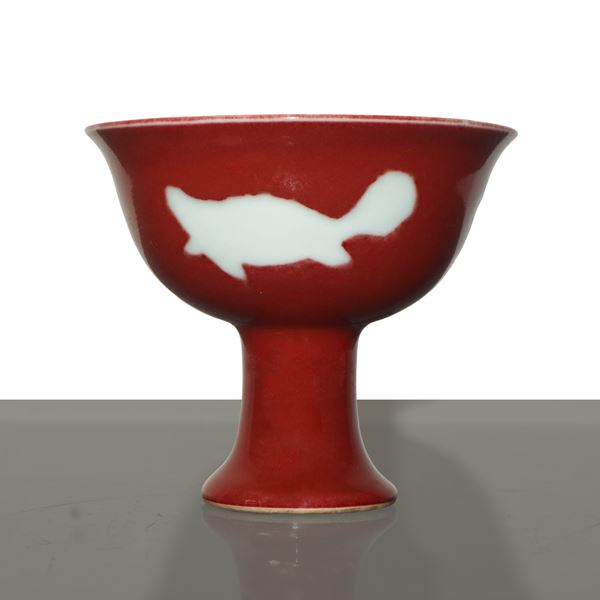 Piccola coppa cinese smaltata in rosso con decori bianchi