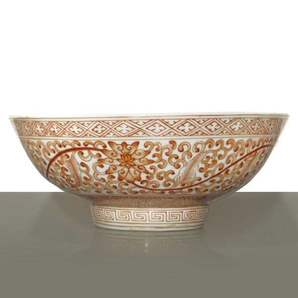 Two-tone Chinese bowl with traditional decorations