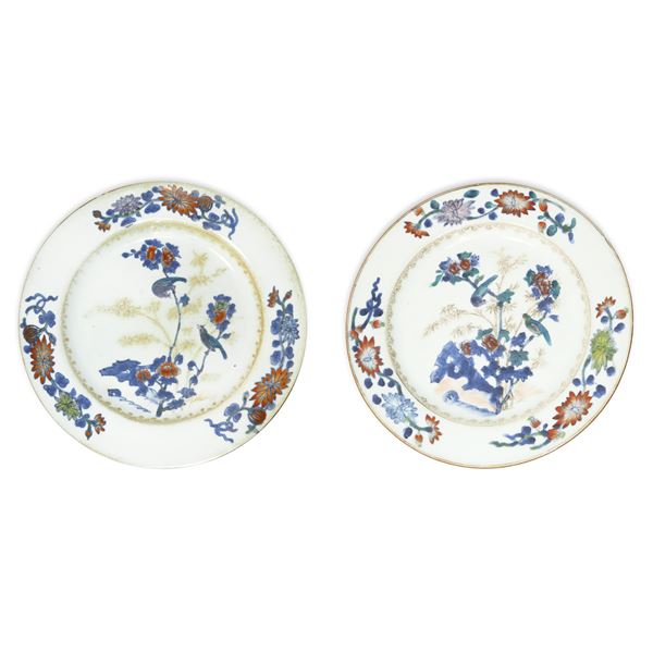 Coppia di piatti cinesi con decorazione floreale policroma ed uccelli