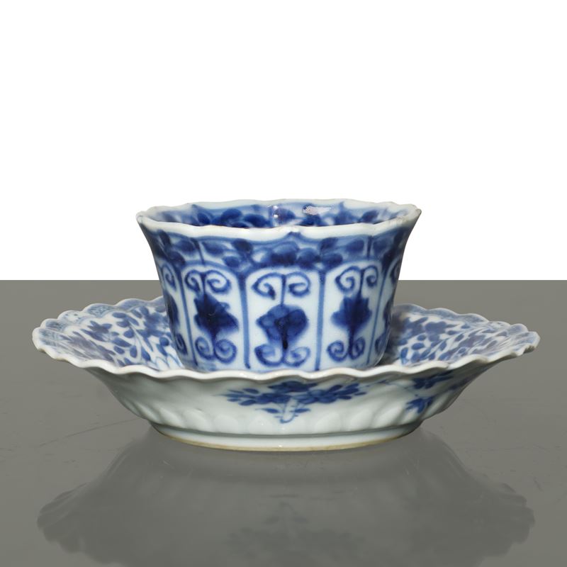 Epoca Kangxi (XVII secolo), Tazzina e piattino cinesi in ceramica blu e bianca con decorazioni fl...