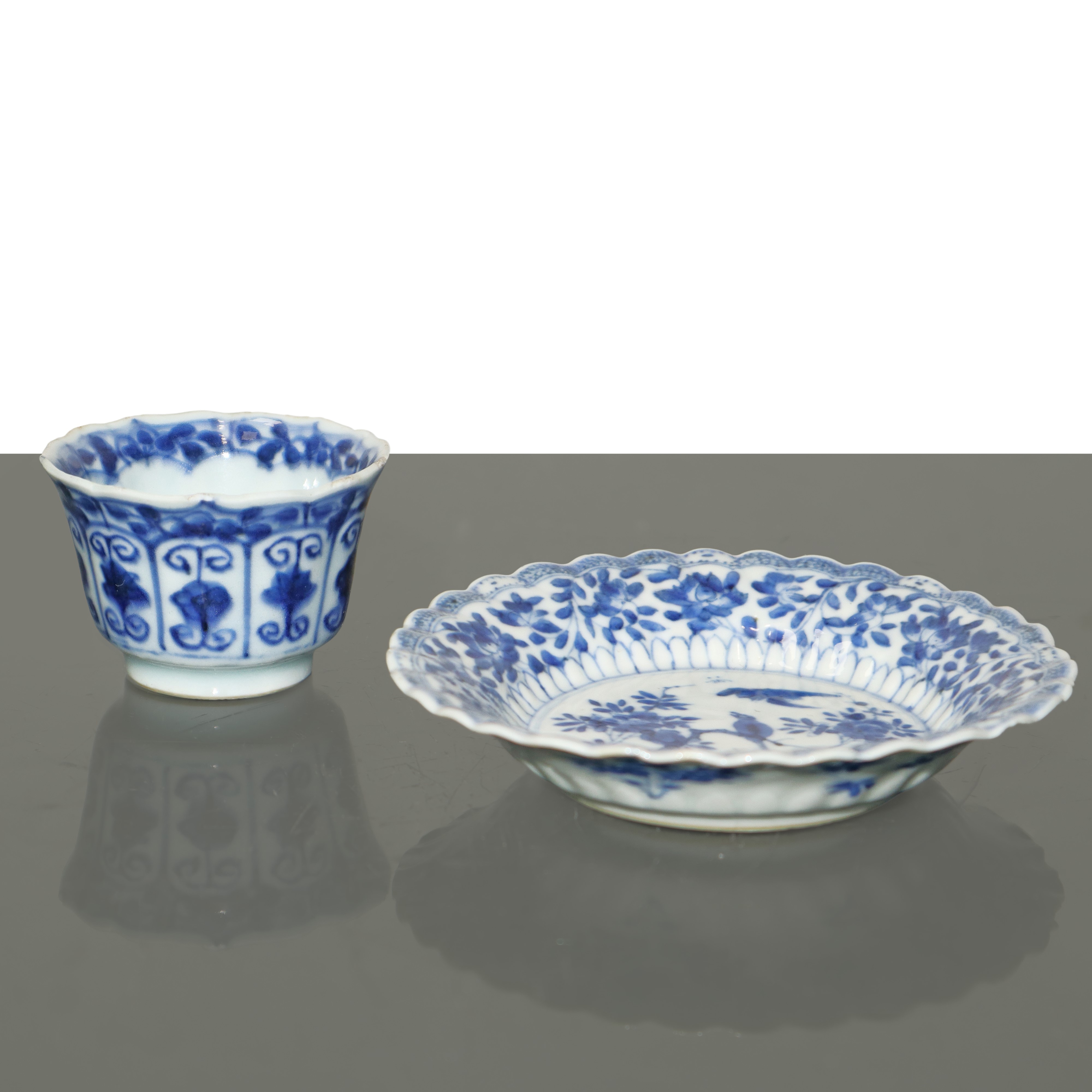Epoca Kangxi (XVII secolo), Tazzina e piattino cinesi in ceramica blu e bianca con decorazioni fl...