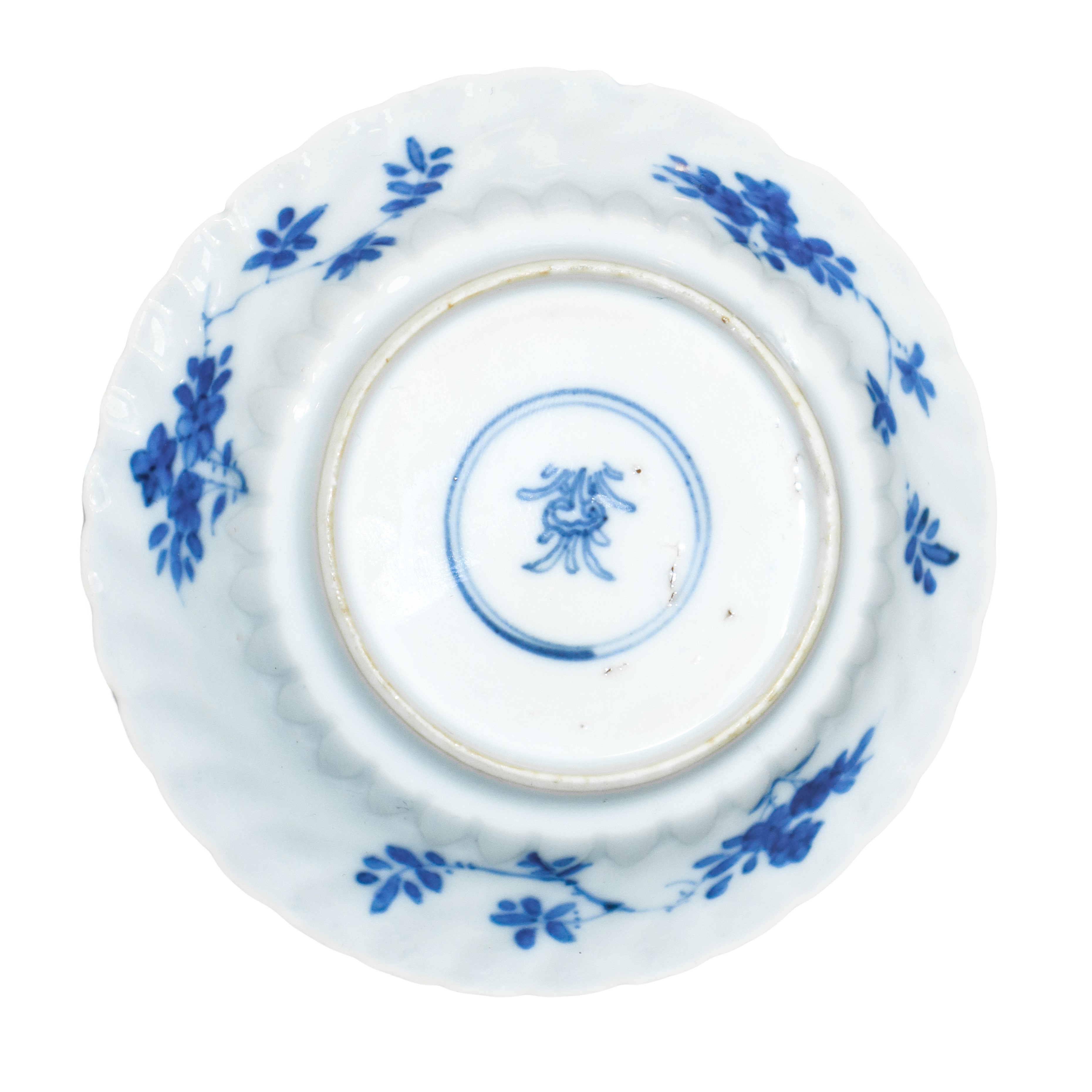 Epoca Kangxi (XVII secolo), Tazzina e piattino cinesi in ceramica blu e bianca con decorazioni fl...
