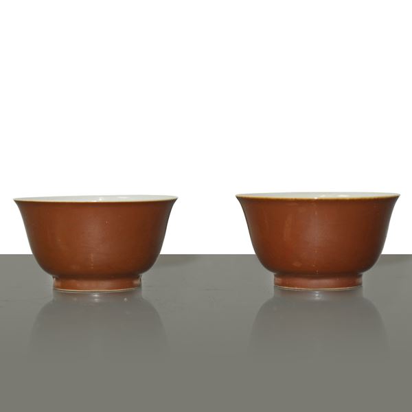 Coppia di tazzine marroni in porcellana cinese