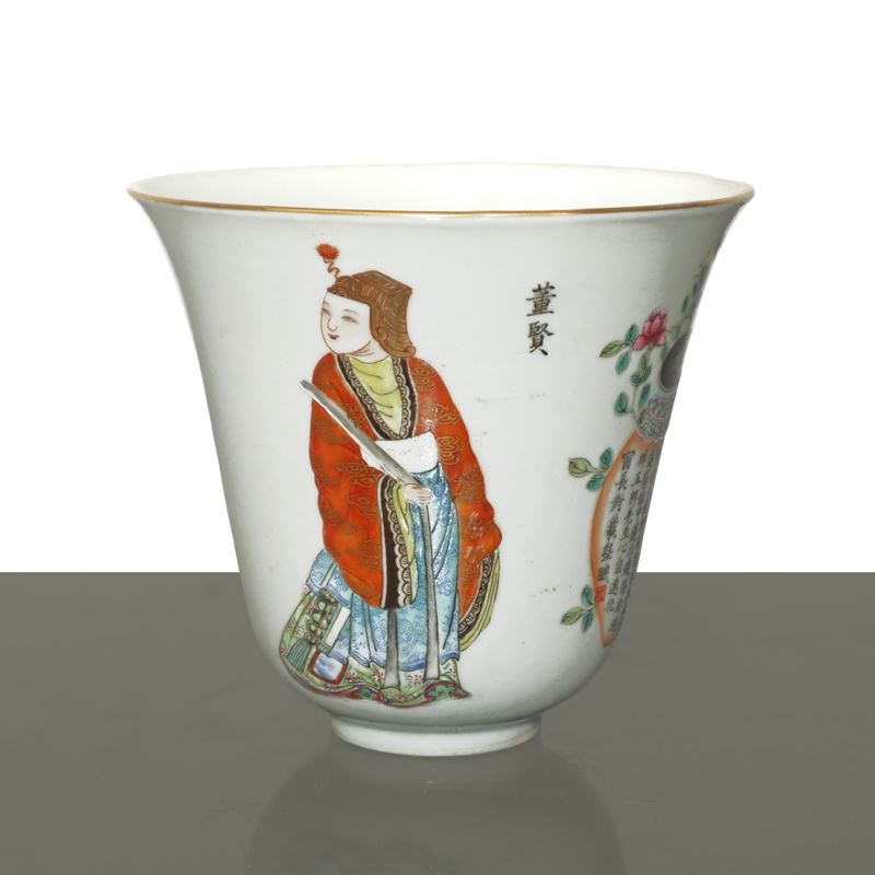 Tazza in Porcellana Cinese in Stile Famiglia Rosa con Figure Tradizionali ed Iscrizioni Poetiche