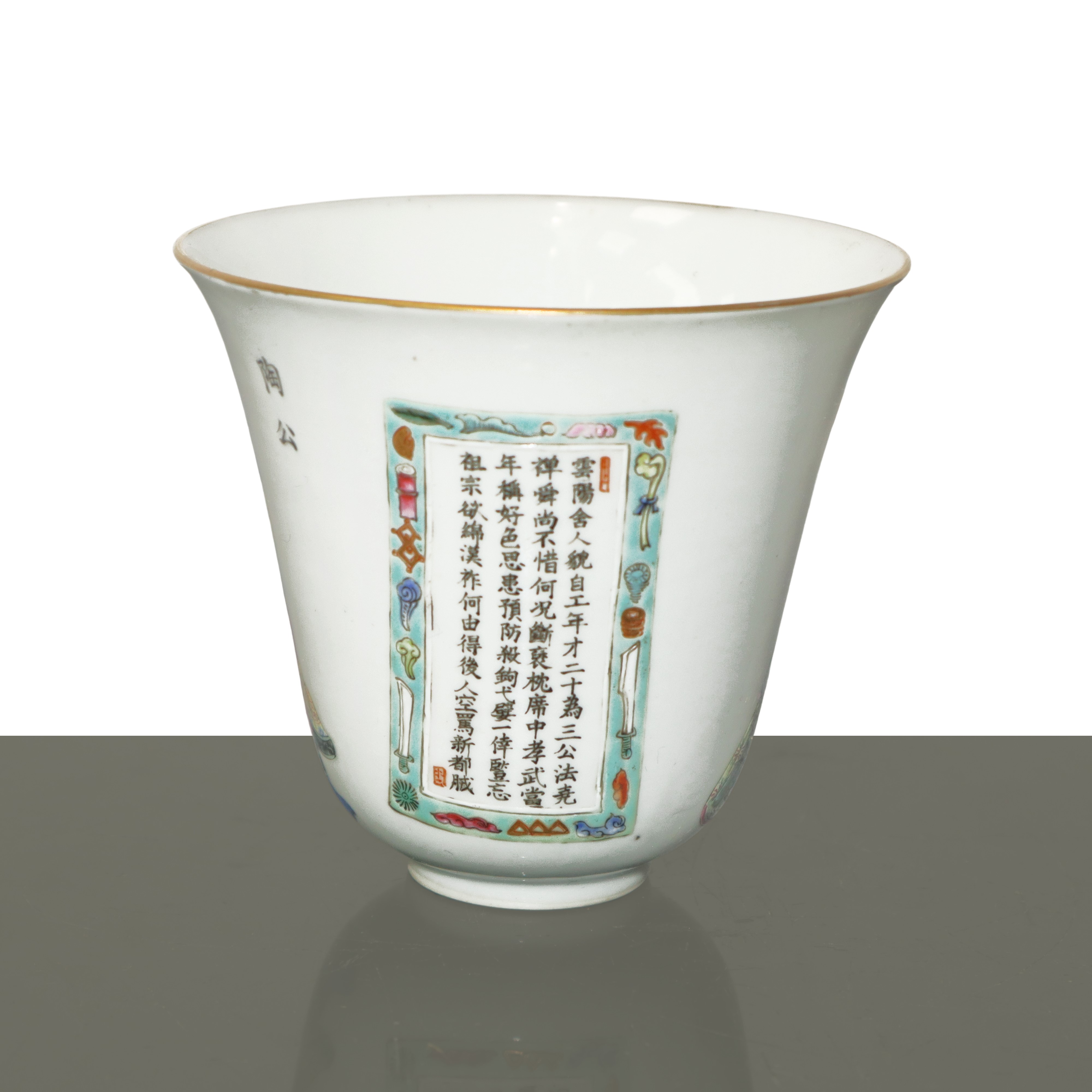 Tazza in Porcellana Cinese in Stile Famiglia Rosa con Figure Tradizionali ed Iscrizioni Poetiche
