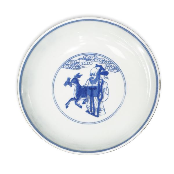 Piattino in porcellana cinese blu e bianca con varie figurazioni tradizionali