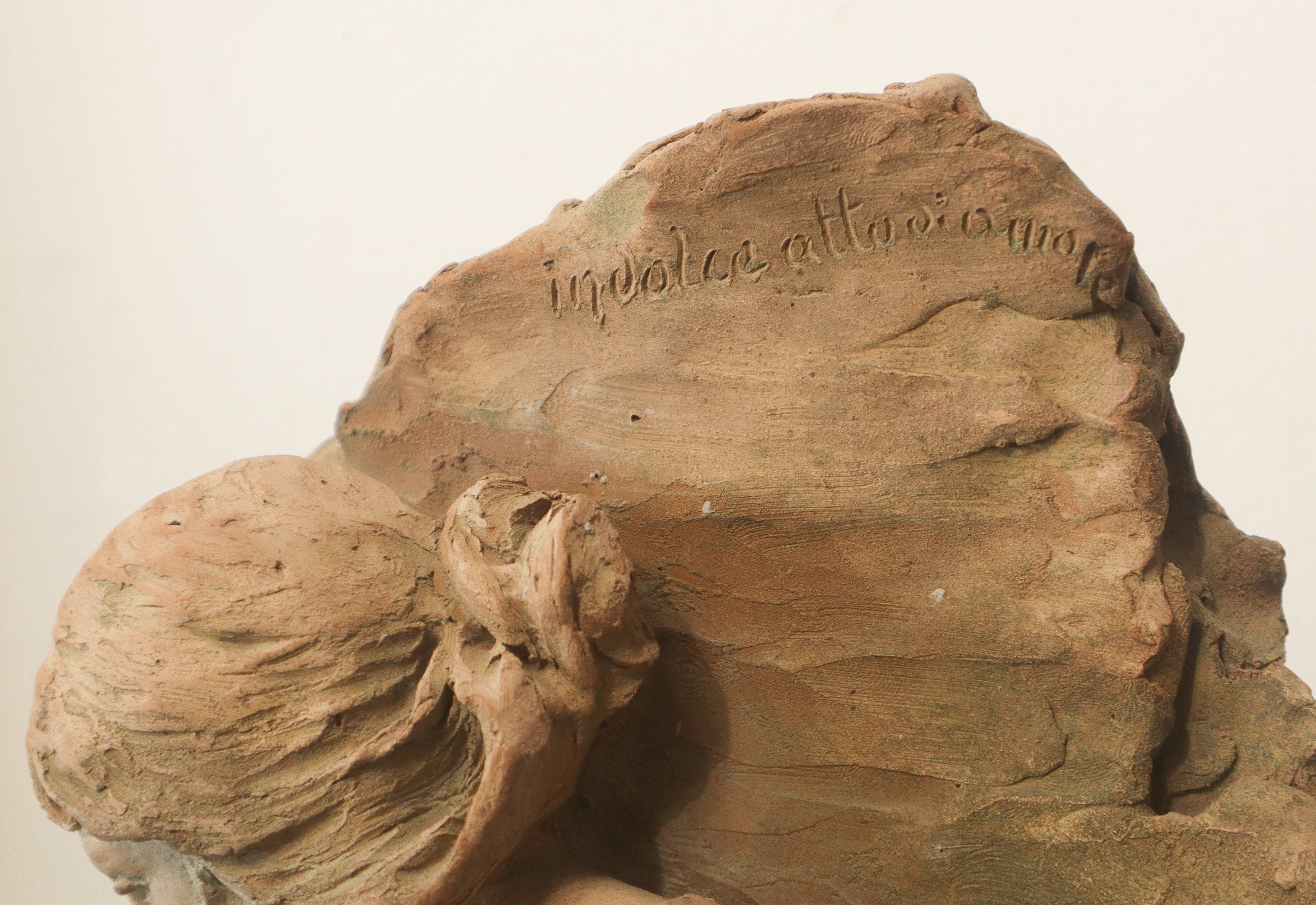 Maternità "In dolce atto di amore", scultura in terracotta