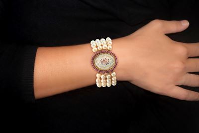 Bracciale con quattro fili di perle, chiusura in oro e micro mosaico, arricchito da scaglie di br...