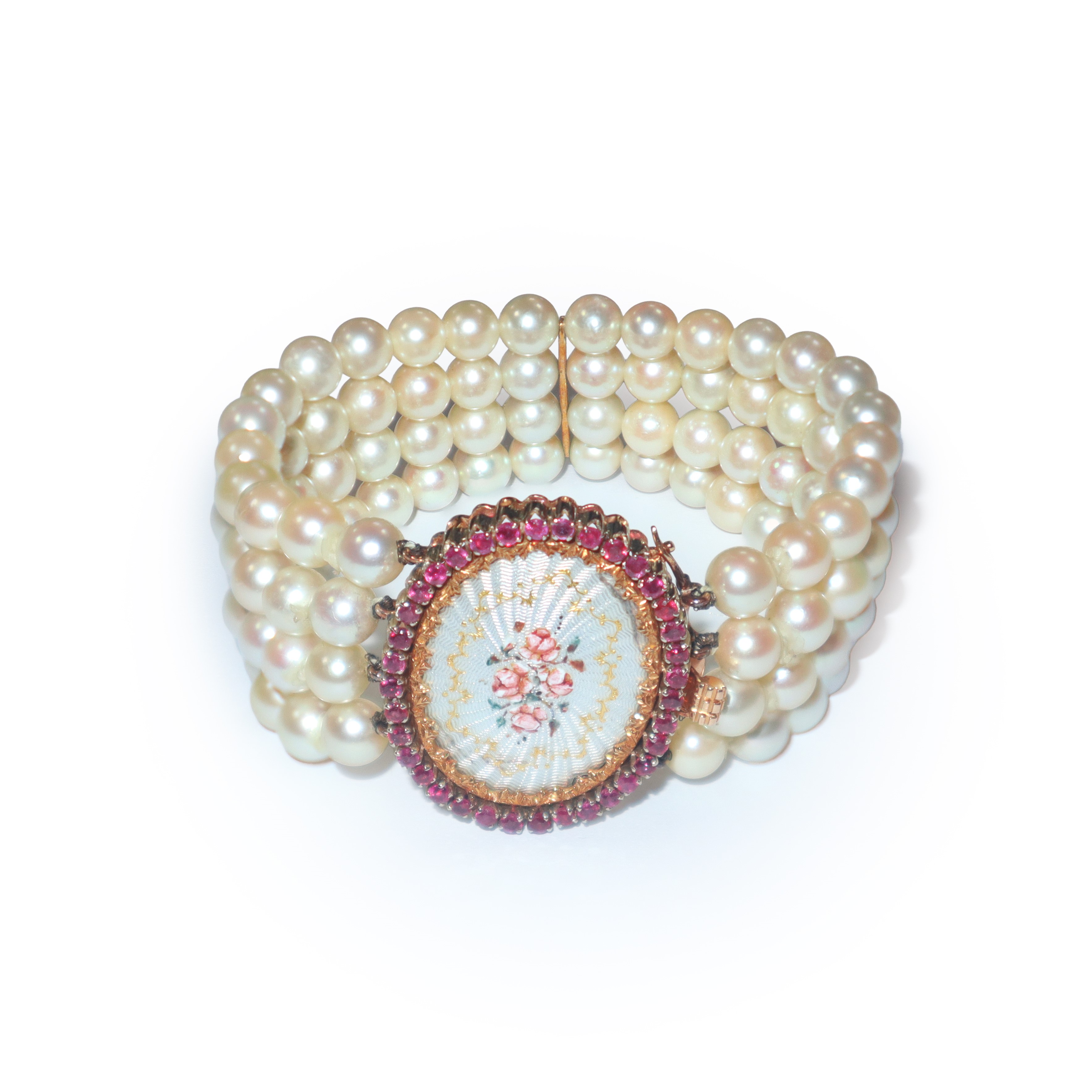 Bracciale con quattro fili di perle, chiusura in oro e micro mosaico, arricchito da scaglie di br...