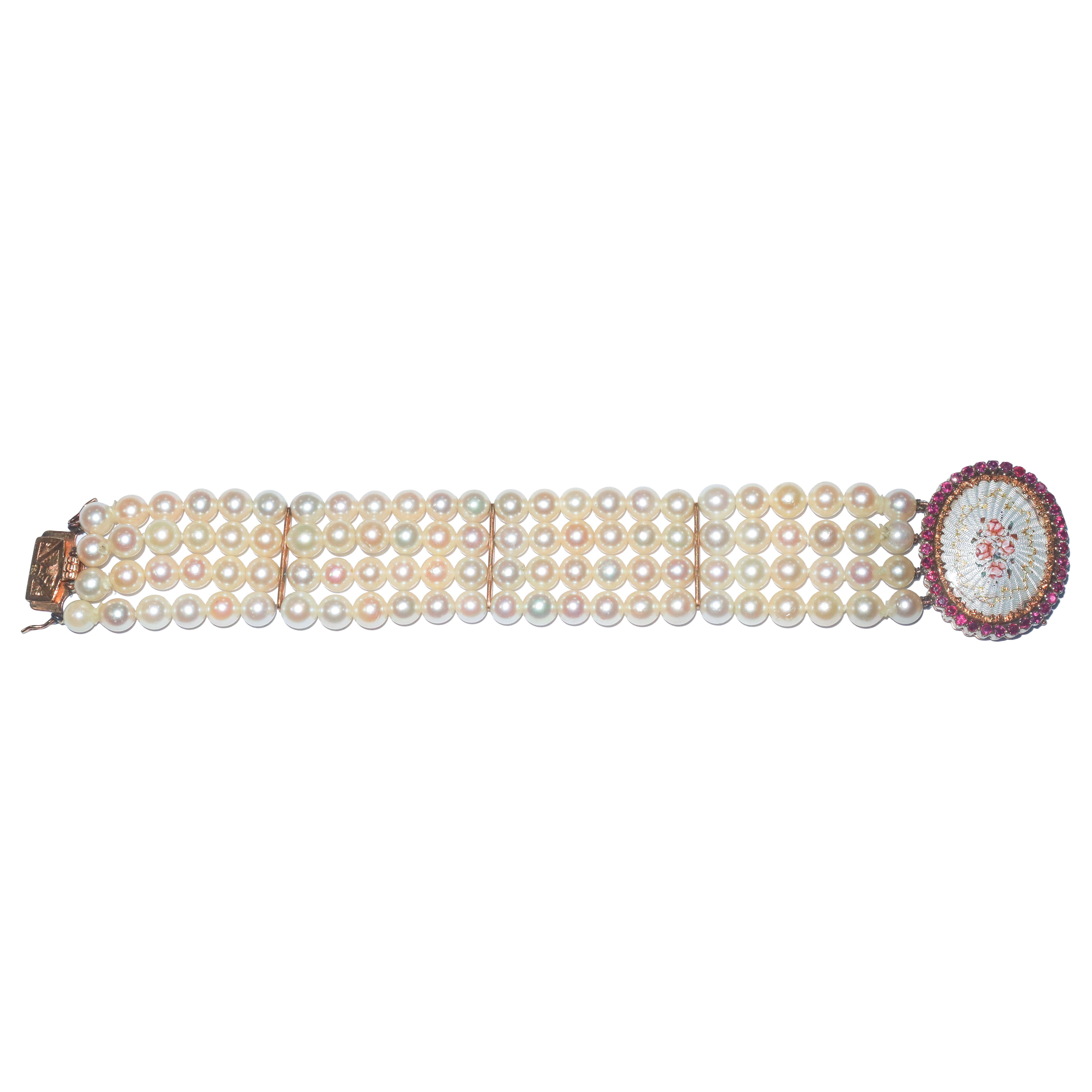 Bracciale con quattro fili di perle, chiusura in oro e micro mosaico, arricchito da scaglie di br...