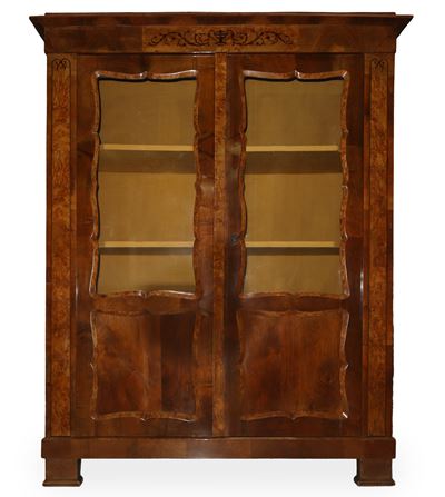 Vetrina Biedermeier a Due Ante in Legno di Noce e Acero e Intarsi in Legno di Palissandro