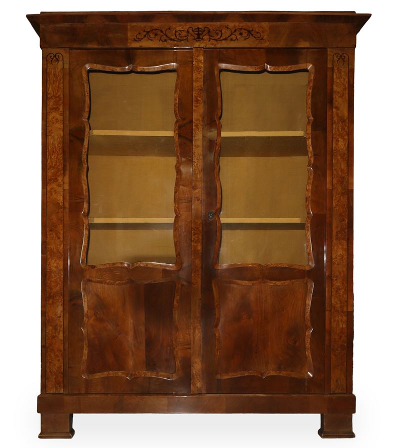 Vetrina Biedermeier a Due Ante in Legno di Noce e Acero e Intarsi in Legno di Palissandro